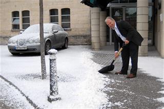 edited_sdc_snow_5_ceo_with_shovel